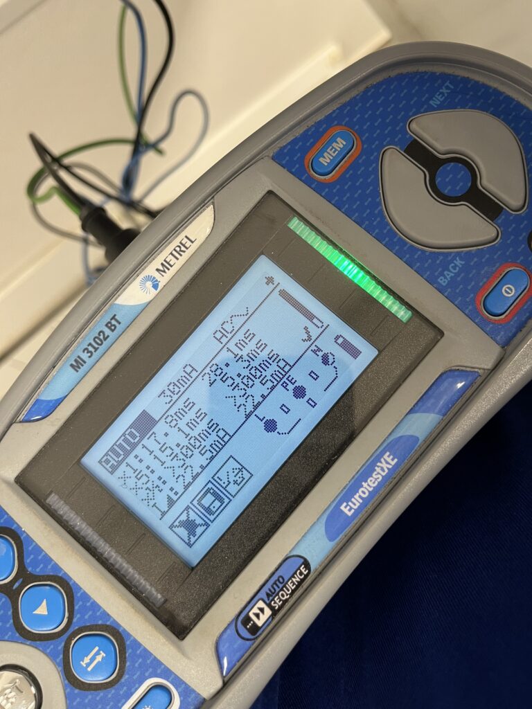 Meranie prístrojom Metrel počas odbornej prehliadky elektrického rozvádzača