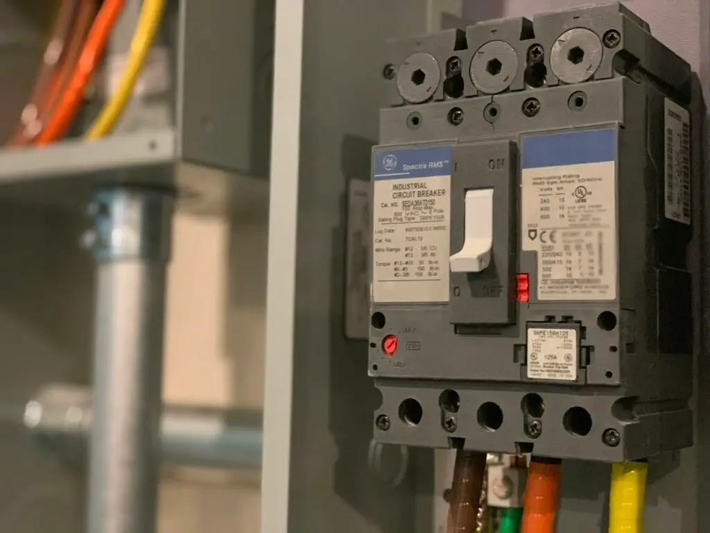 Priemyselný istič v elektrickom rozvádzači