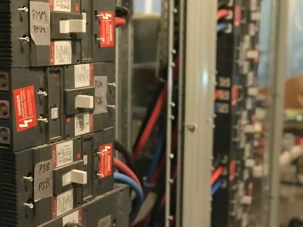 Rad elektrických rozvádzačov s bezpečnostným označením