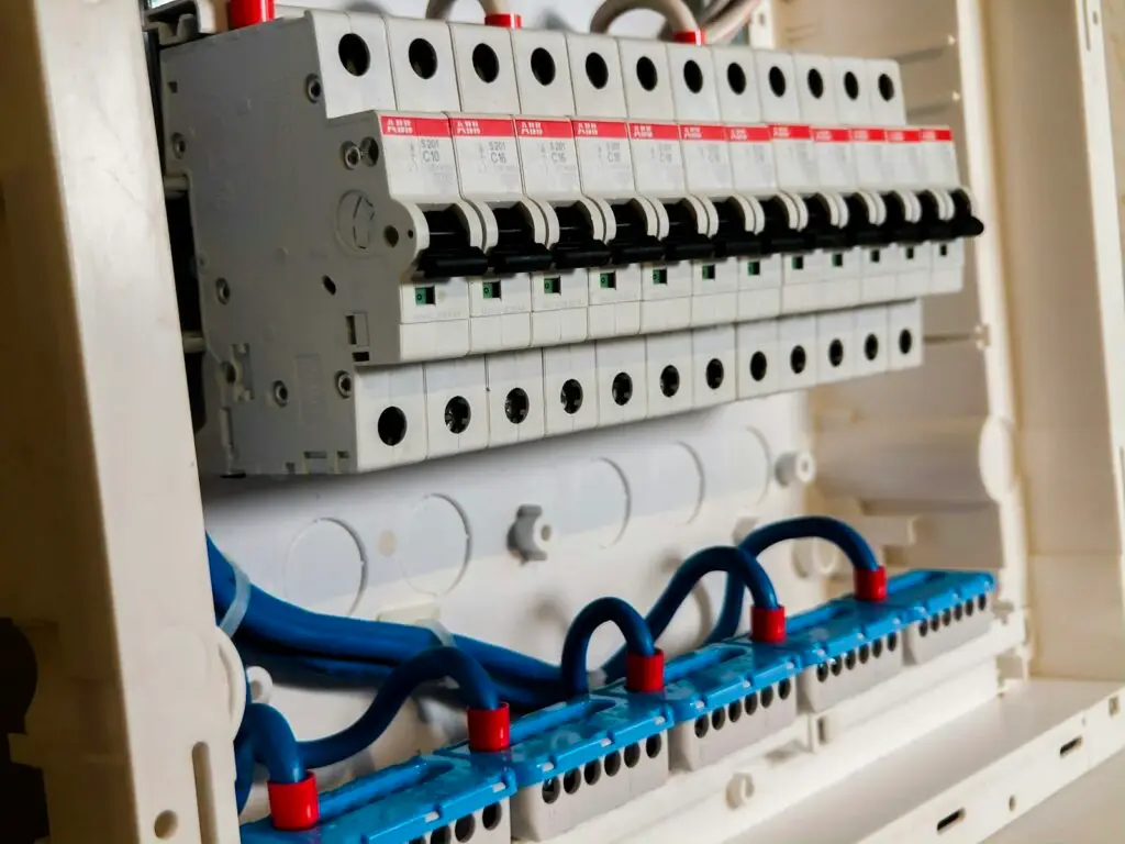 Revízny technik pri odbornej prehliadke elektrického rozvádzača