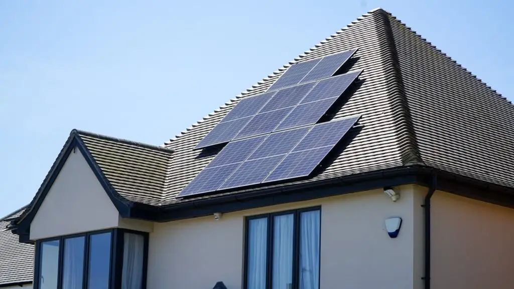Rodinný dom s fotovoltaickými panelmi na streche