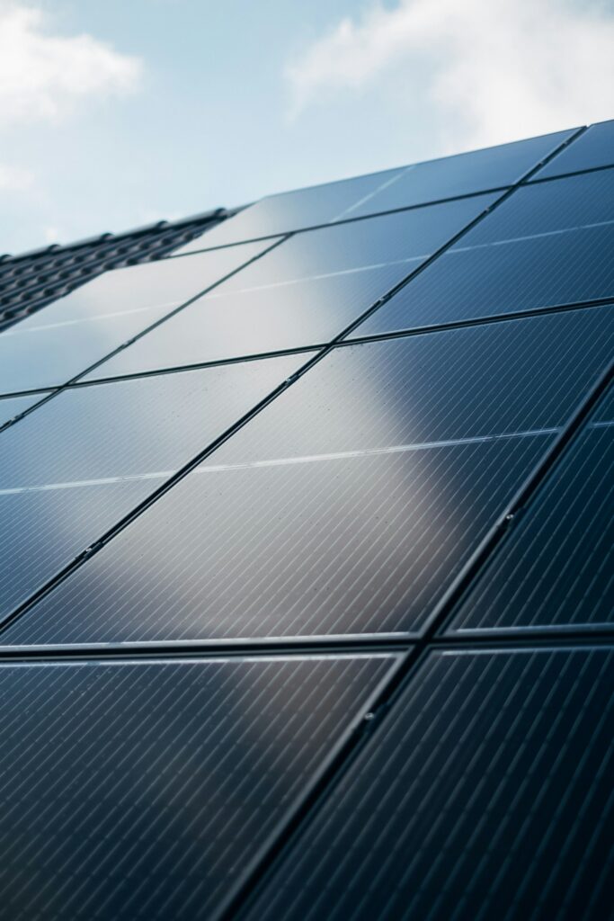 Fotovoltaický panel na streche budovy