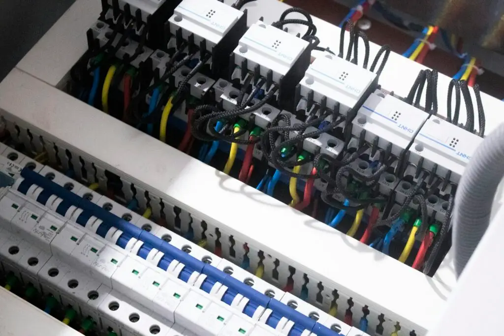 Zapojenie elektrického rozvádzača s farebne označenými vodičmi