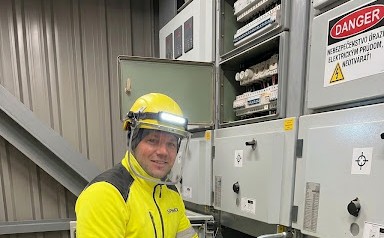 Revízny technik pri odbornej prehliadke vysokonapäťového rozvádzača
