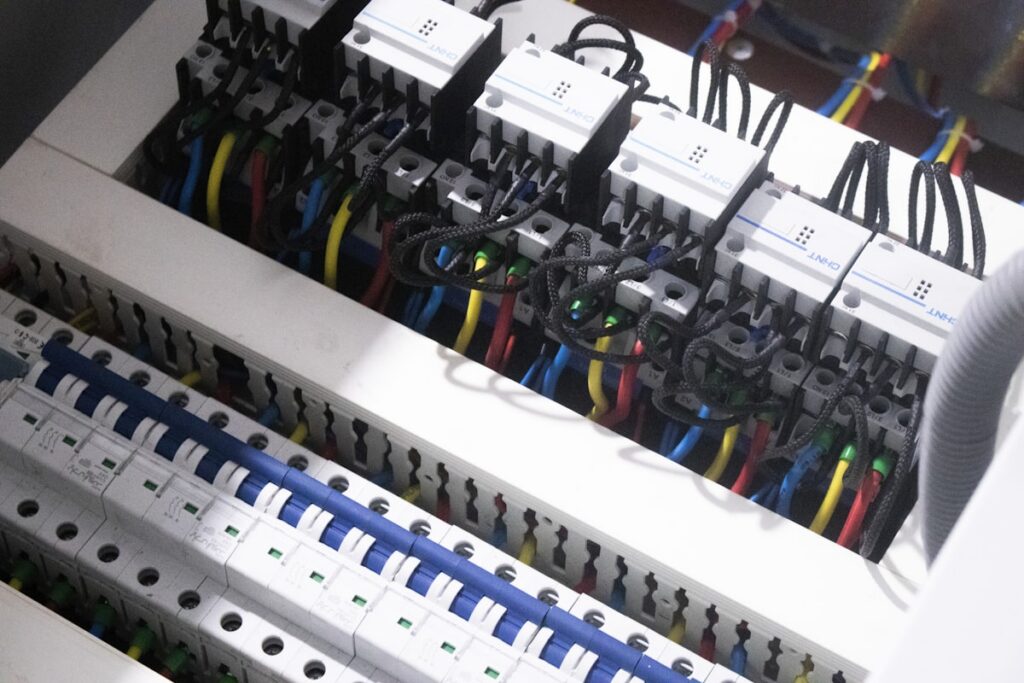 Elektrický rozvádzač s ističmi a farebnou kabelážou – elektroinštalácie ERIMEX
