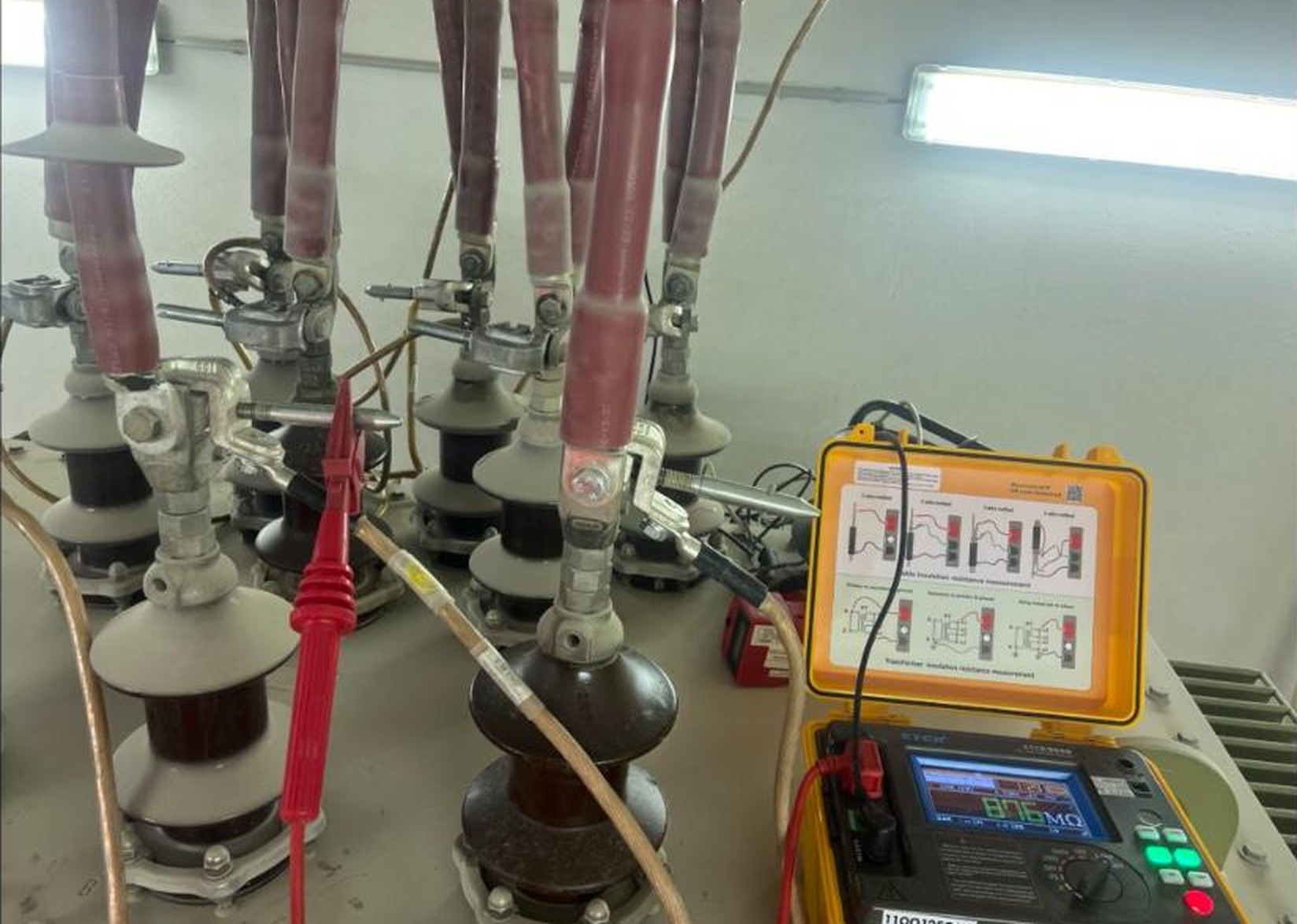 Revízny technik pri meraní izolačného odporu VN káblových koncoviek - ERIMEX